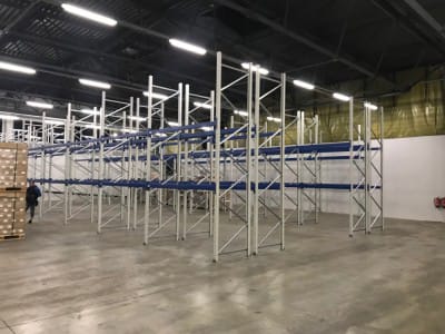 Leverans och installation av lagerhyllsystem för placering av 603 pallar i lagret hos företaget "Karavela".5